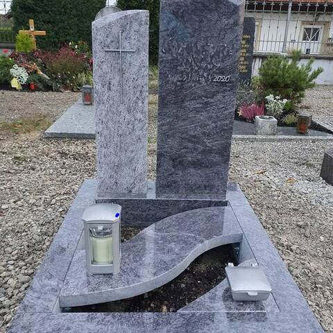 Zweiteiliges Grabmal aus hellem und dunklem Granit mit geschwungener Trennfuge und geschwungener Einfassung.