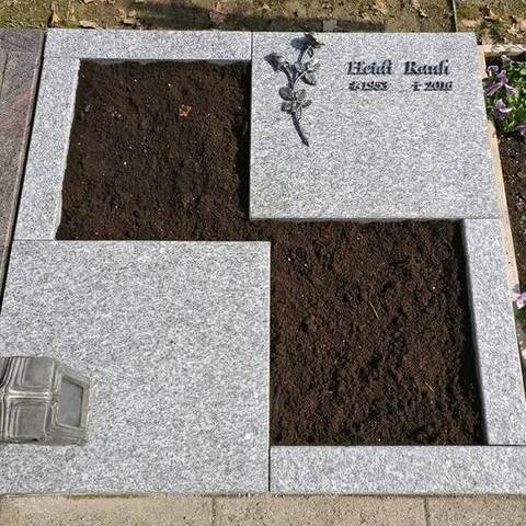 Liegeplatte aus hellem und rötlichem Granit mit versetzten Pflanzfeldern.
